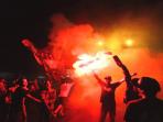 sejumlah-aremania-memerahkan_20150425_040718.jpg