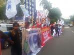 sejumlah-buruh-berdemo-di-depan-gedung-mahkamah-konstitusi_20160831_122757.jpg