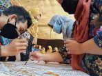 sejumlah-ibu-ibu-pkk-belajar-membatik_20200822_171235.jpg
