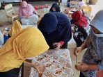 sejumlah-ibu-ibu-pkk-belajar-membatik_20200822_171434.jpg