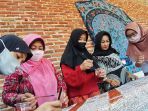 sejumlah-ibu-ibu-pkk-belajar-membatik_20200822_172114.jpg