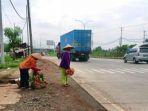 sejumlah-ibu-rumah-tangga-berdagang-duriaan-di-traffic-lights-yang-ada-di-tengah-pertigaa.jpg