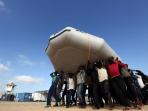 sejumlah-imigran-mengangkat-sebuah-perahu_20151006_134651.jpg