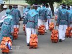 sejumlah-jemaah-calon-haji-asal-maluku-masuk-ke-dalam-asrama-setibany_20170810_161452.jpg