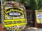 sejumlah-karangan-bunga-berdatangan-ke-rumah-mendiang-dorce-v.jpg