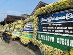 sejumlah-karangan-bunga-di-rumah-duka-ibu-kandungnya-budiman-sudjatmiko.jpg