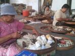 sejumlah-karyawan-pabrik-rokok-klobot-di-madiun-sedang-melinting_20171103_203100.jpg