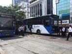 sejumlah-karyawan-transjakarta-berunjuk-rasa-di-halte-harmoni-jakarta-pusat-senin-1262017_20170612_155133.jpg
