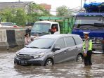 sejumlah-kendaraan-terjebak-bajir-semarang_20181203_142020.jpg