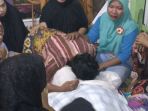 sejumlah-kerabat-histeris-di-hadapan-jenazah-nurmianti-daeng-kenna-yang-tewa_20171005_075225.jpg
