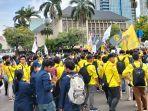 sejumlah-mahasiswa-kembali-menggelar-aksi-demonstrasi-di-kawasan-patung-kuda.jpg