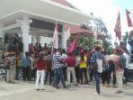 sejumlah-mahasiswa-saat-melakukan-aksi-demonstrasi-di-kantor-bupati-ttu.jpg
