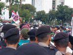 sejumlah-massa-aksi-sempat-mencoba-untuk.jpg