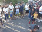 sejumlah-masyarakat-saat-menggelar-aksi-solidaritas-gek-candra_20180604_082926.jpg