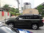 sejumlah-mobil-berpelat-ri-memasuki-hotel-raffles_20170303_140302.jpg