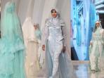 sejumlah-model-memeragakan-busana-pengantin-muslim_20161022_223302.jpg