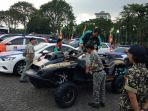 sejumlah-orang-berusaha-mengabadikan-momen-bersama-quadski-kendaraan_20170710_103528.jpg