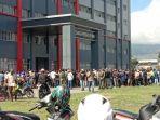 sejumlah-orang-mengungsi-ke-gedung-pemerintah-kabupaten-jayawijaya.jpg