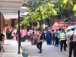 sejumlah-orang-terlihat-mendatangi-instalasi-forensik-rumah-sakit-polri-kramat-jati_20180509_181101.jpg