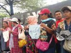 sejumlah-pedagang-pasar-senen-saat-menggelar-demo-di-kantor-pemasaran-pt-jaya-real-property_20170412_132709.jpg