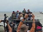 sejumlah-pejabat-naik-LVT-7.jpg