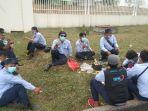 sejumlah-pekerja-di-kiic-karawang-tengah-melakukan-aksi-mogok-kerja.jpg