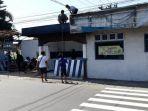 sejumlah-pekerja-mengecat-pos-polisi-di-wilayah-pakis-kecamatan-delanggu-kabupaten-klaten.jpg
