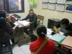 sejumlah-pekerja-seks-diamankan-dan-didata-di-polsek-gedongtengen_20170807_170212.jpg