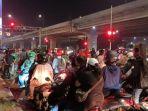 sejumlah-pemudik-sepeda-motor-yang-melintas-di-jalan-raya-kalimalang.jpg