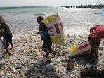 sejumlah-pemulung-memungut-sampah-plastik-di-pantai-kedonganan-badung.jpg