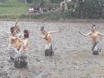 sejumlah-penari-tampak-tengah-menatikan-tarian-menanam-padi_20180425_153621.jpg