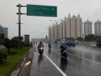 sejumlah-pengendara-terlihat-bebas-berkendara-ada-yang-ke-kawasan-sunter-kelapa-gading_20170221_140107.jpg
