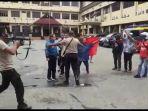 sejumlah-personil-polisi-mengamankan-pelaku-pengibar-bendera-rms-hjhjhjg.jpg