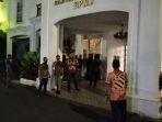 sejumlah-perwira-polisi-menyaksikan-kegiatan-pra-rekontruksi-kasus-2121.jpg