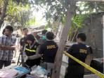 sejumlah-petugas-kepolisian-saat-melakukan-penggeledahan_20151009_183833.jpg