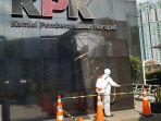 sejumlah-petugas-melakukan-penyemprotan-disinfektan-terhadap-gedung-merah-putih-kpk.jpg