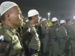 sejumlah-petugas-satpol-pp-tampak-berpeci-saat-mengikuti-tausyiah-kebangsaan_20171204_213224.jpg