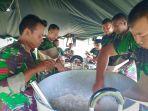 sejumlah-prajurit-laki-laki-tni-tengah-menyiapkan-makanan.jpg