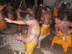 sejumlah-pria-kebal-saat-bagian-tubuhnya-digorok-pedang_20151129_135203.jpg