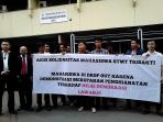 sejumlah-puluhan-mahasiswa-stmt-trisakti-menggelar-aksi-solidaritas_20150710_195116.jpg