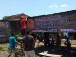 sejumlah-relawan-membangub-kampung-sedulur-kayu-dan-mebel-jokowi.jpg