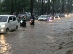 sejumlah-ruas-jalan-tergenang-banjir_20171112_165749.jpg