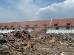 sejumlah-rumah-di-kawasan-pasar-ikan-sudah-rata-dengan-tanah_20160411_123127.jpg