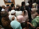 sejumlah-selebriti-tak-kuasa-menahan-tangis-saat-jenazah-almarhum-sys-ns-tiba-di-rumah-duka_20180123_171630.jpg