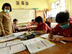 sejumlah-siswa-dan-guru-gunakan-masker_20150910_213404.jpg