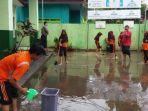sejumlah-siswa-guru-dan-aparat-kepolisian-menguras-air-yang-m.jpg