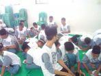sejumlah-siswa-menulis-surat-untuk-mendikbud-di-smk-assaidiyyah-2.jpg
