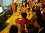sejumlah-suporter-terpaksa-nonton-di-layar-kaca-meski-sudah-jauh-jauh-datang-ke-stadion_20180817_233947.jpg