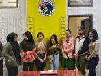 sejumlah-wanita-muda-yang-menemani-lima-anggota-dprd-labura.jpg