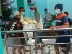 sejumlah-warga-dari-keluarga-almarhum-menjemput-paksa-jenazah-pasien-covid-19-di-rsud.jpg